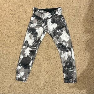 Nike DRI-FIT Women’s Black and White Patterned Leggings